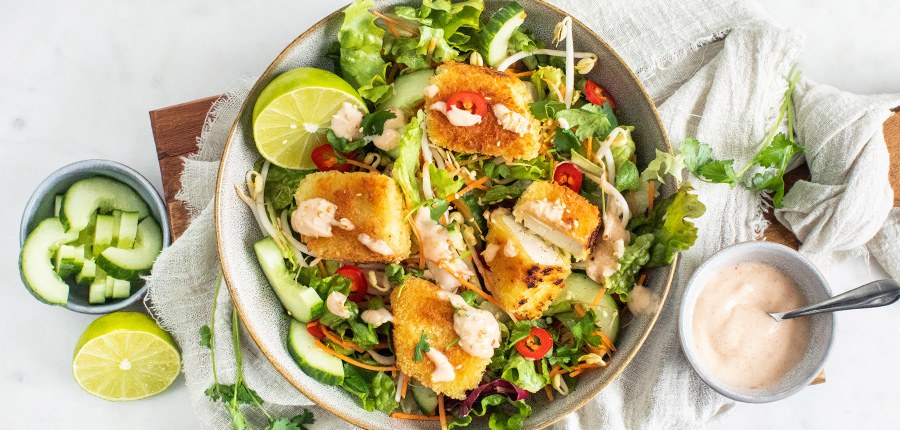 Oosterse maaltijdsalade met krokante nuggets en sweet chili dressing
