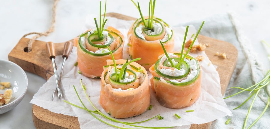 Zalmrolletjes met komkommer
