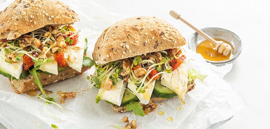 Broodje brie met komkommer