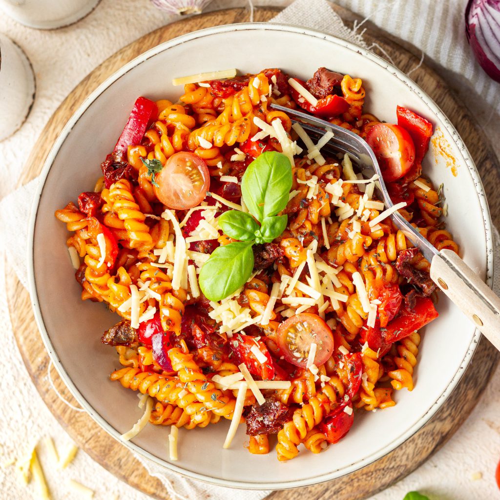 Glutenvrije vegetarische pasta met cherry tomaatjes