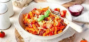 Glutenvrije vegetarische pasta met cherry tomaatjes