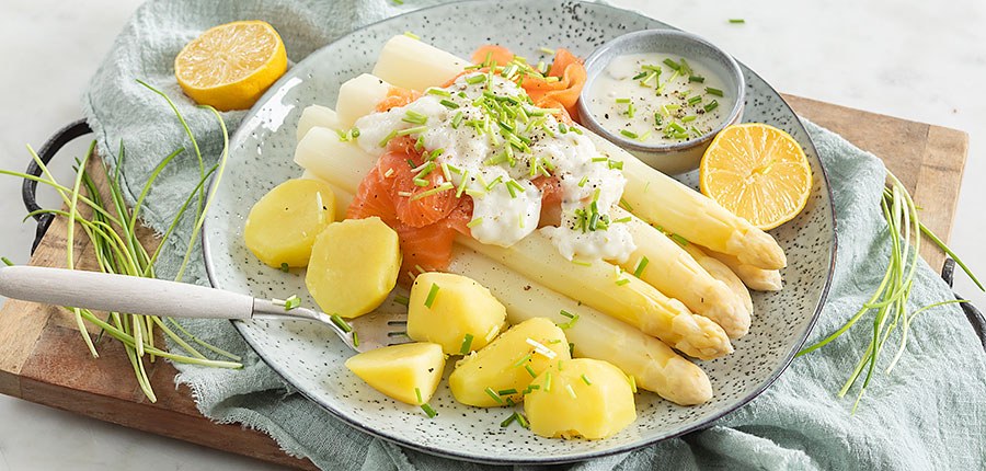 Asperges met zalm en bieslooksaus