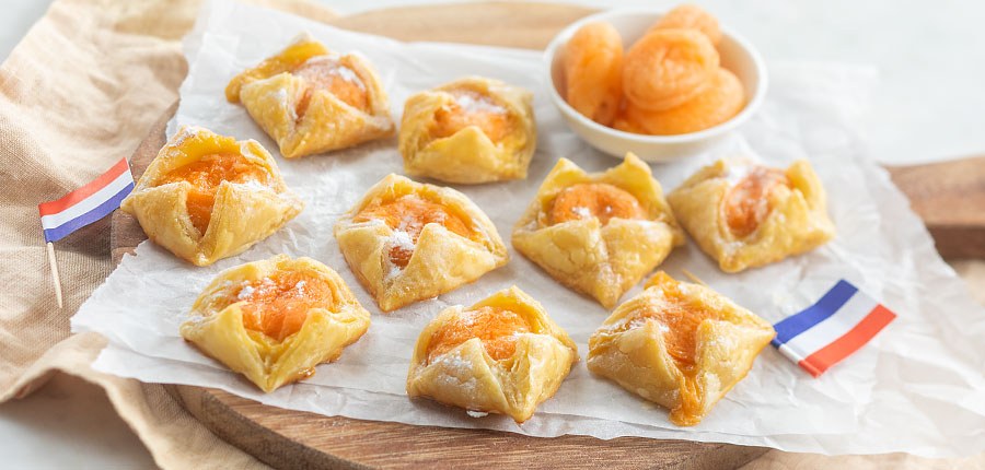 Oranje bladerdeeg kroontjes met abrikoosjes