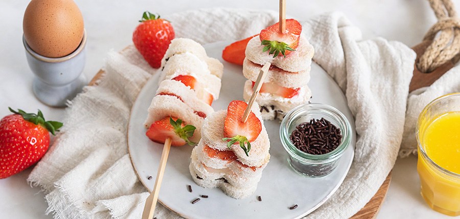 Moederdag sandwiches met aardbei op een stokje