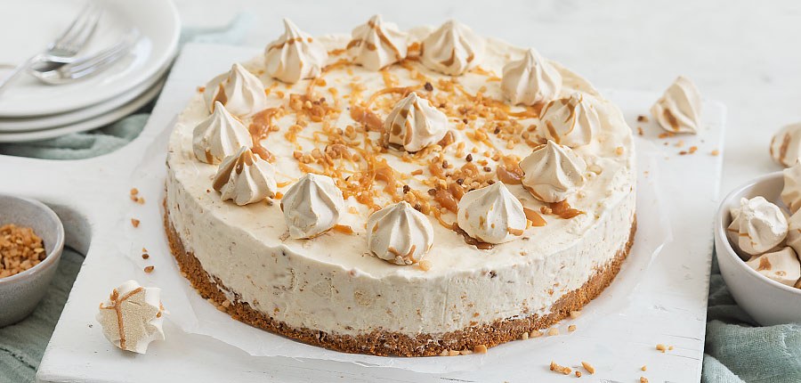 Ijstaart met nougatine en schuimpjes