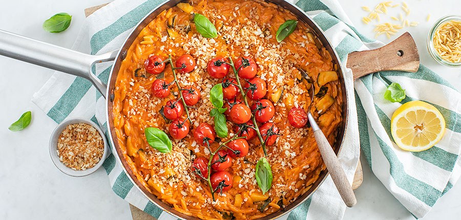 Romige Italiaanse orzo in tomatensaus met krokant broodkruim