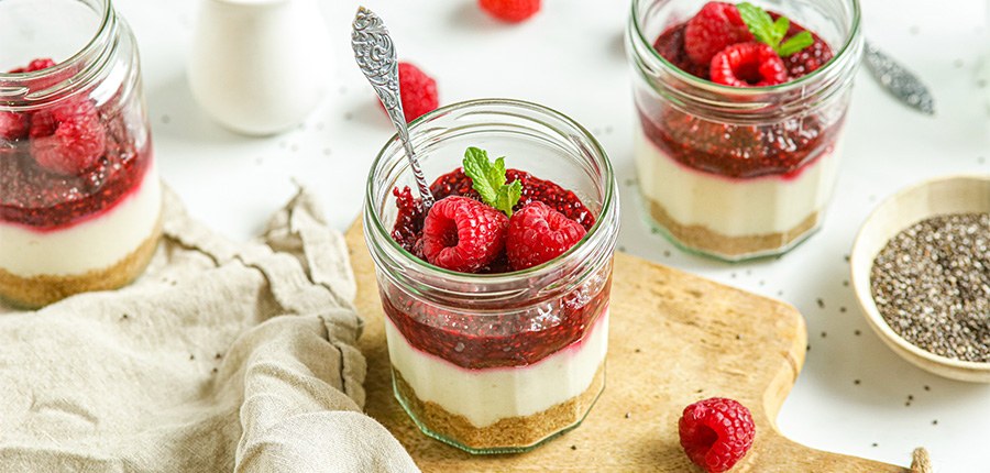 Vegan cheesecake toetje in een glaasje