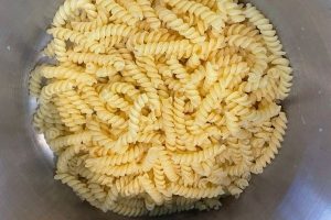 Glutenvrije vegetarische pasta cherry tomaatjes