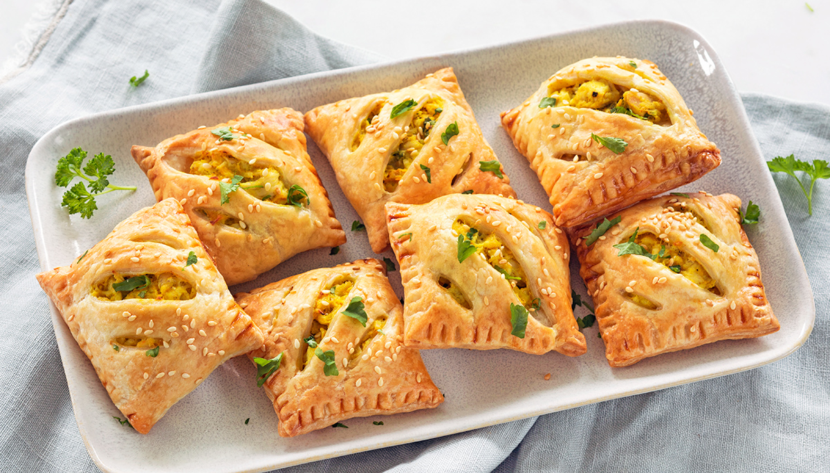 Kip kerrie bladerdeeghapjes