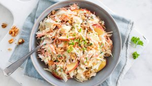 Koolsalade met witte kool en appel