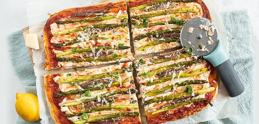 Pizza met groene asperges en ricotta