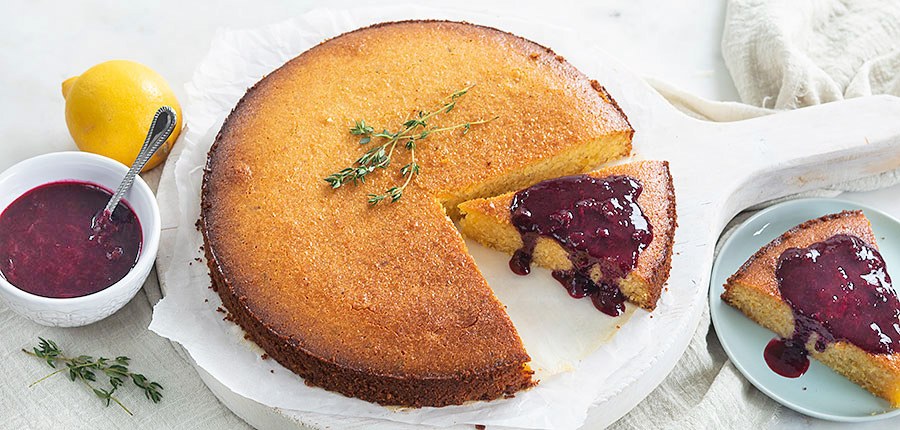 Polenta cake met citroen en blauwe bessen saus