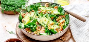 Salade met gerookte zalm en avocado