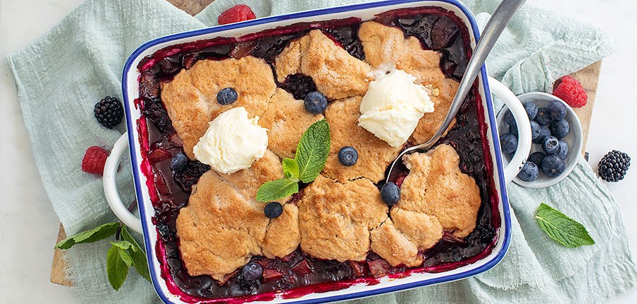 Cobbler met rood fruit