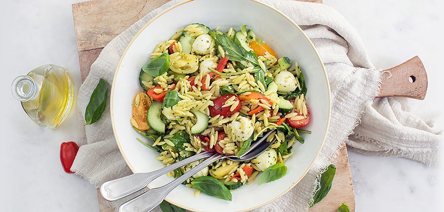 Orzo salade met pesto