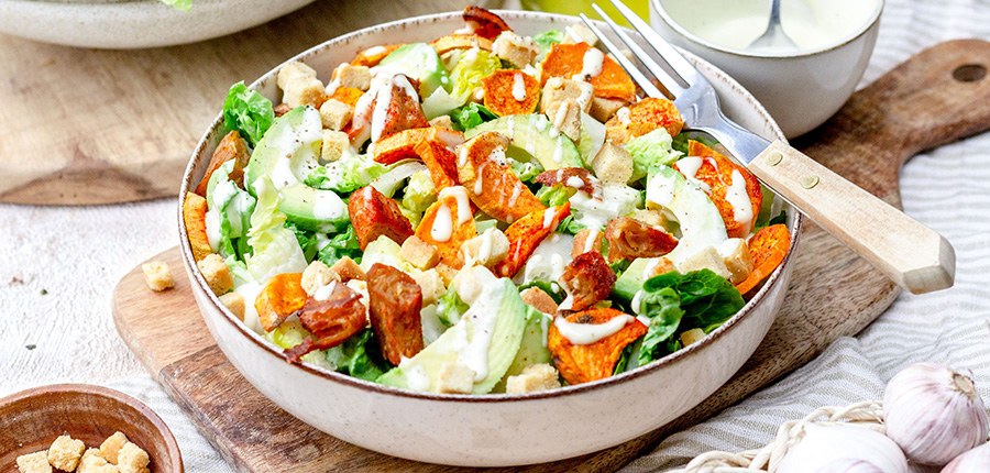 Vegan caesar salade met avocado
