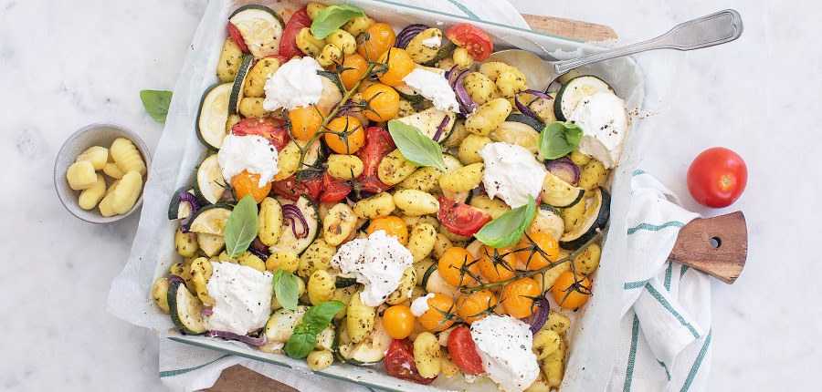 Gnocchi traybake met pesto