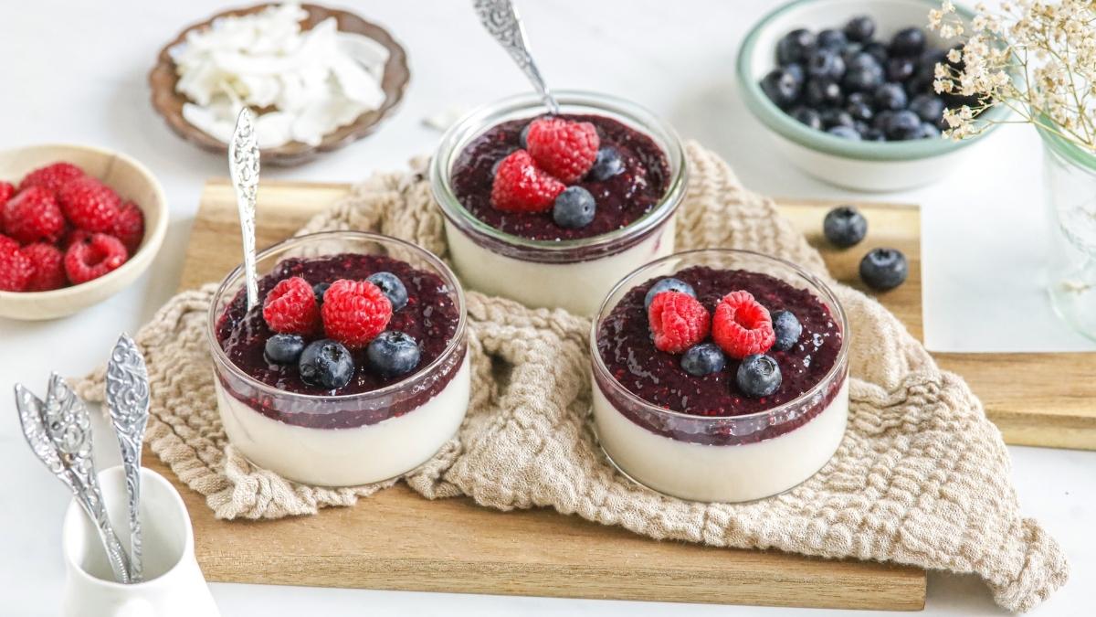 Vegan panna cotta met rood fruit