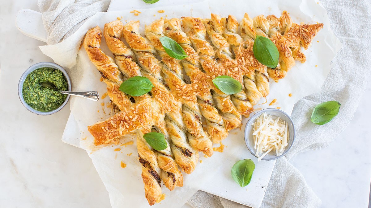 Bladerdeeg kerstboom met pesto