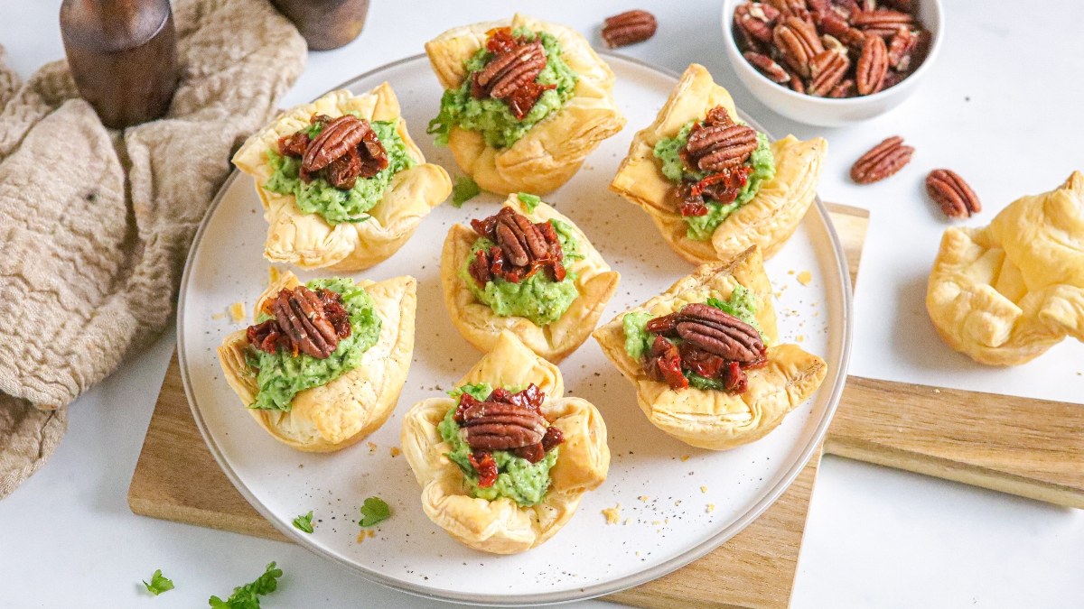 Bladerdeeg cups met avocado