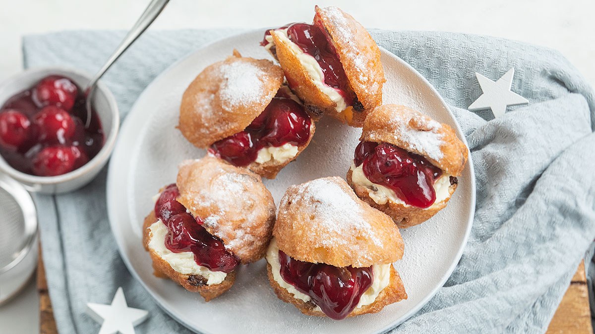 Oliebollen met Monchou en kersen