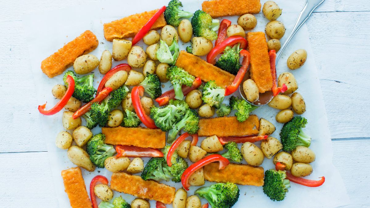 Vissticks van de bakplaat met groenten