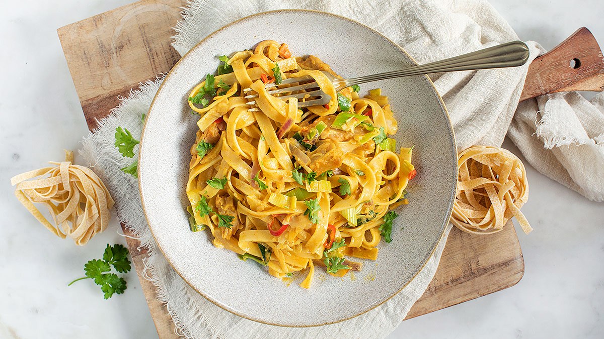 Romige tagliatelle met kruidige kip