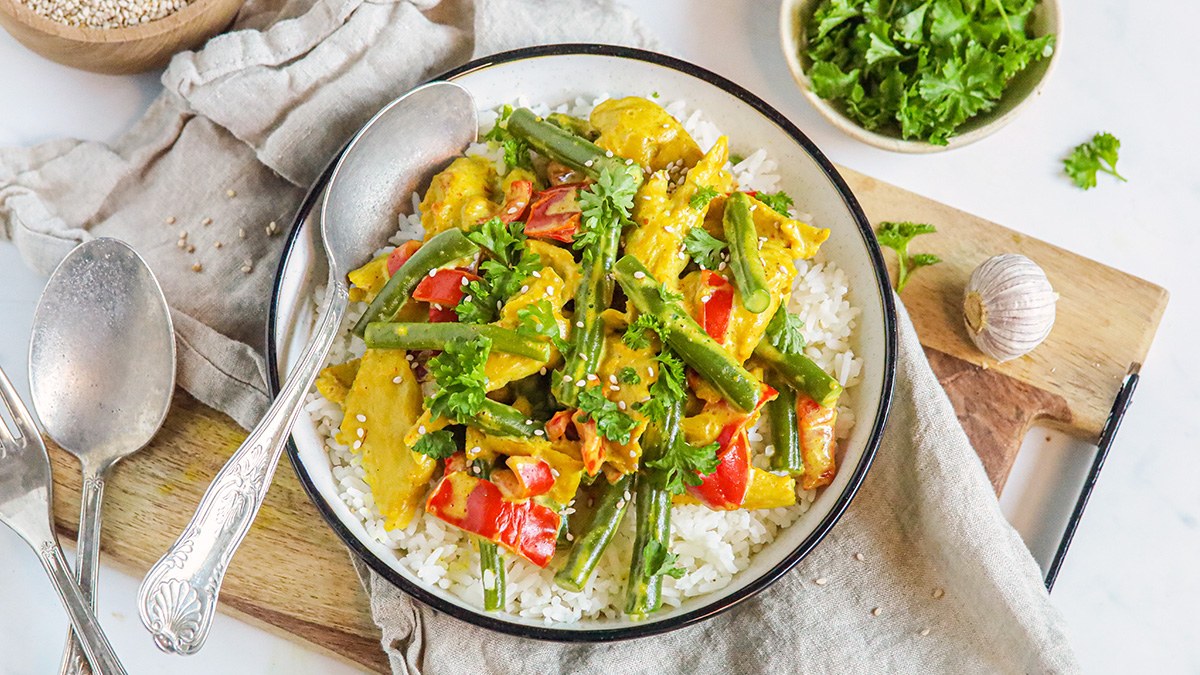 Vegan kip kerrie met rijst en sperziebonen