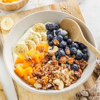 Yoghurt fruit en granola