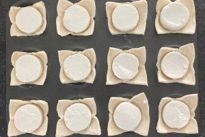 Bladerdeeg geitenkaas hapjes stap 2