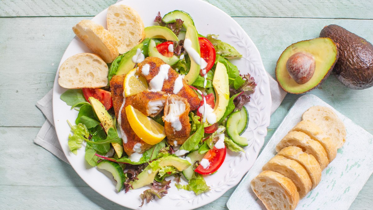 Salade met krokant gebakken vis