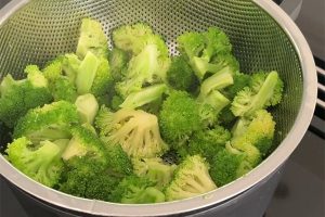 broccoli salade stap 1