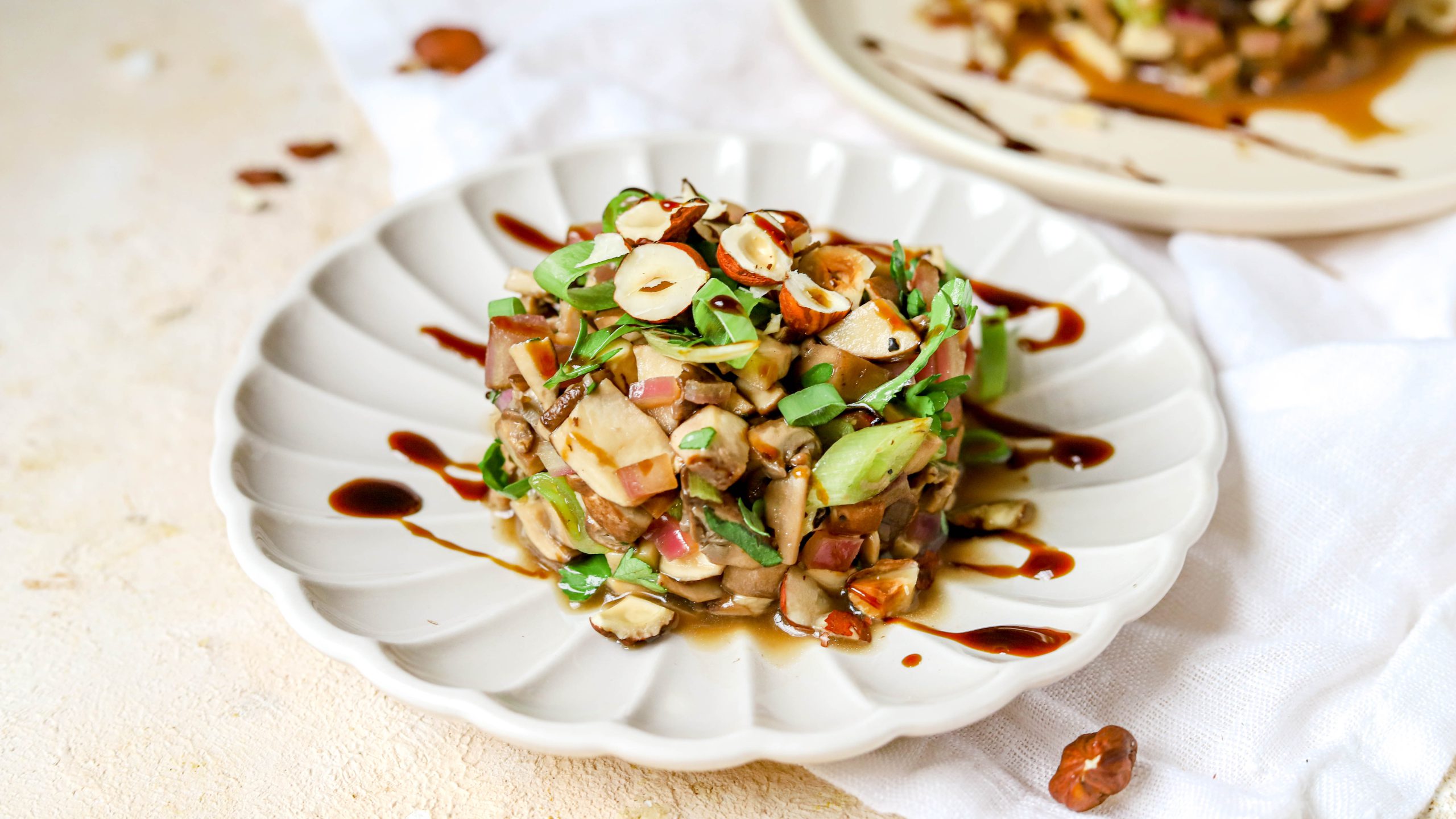 Paddenstoelen tartaar met hazelnoten
