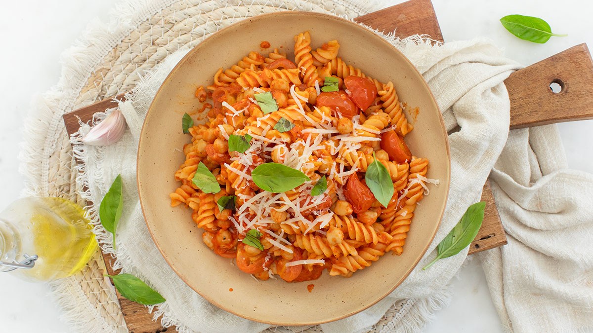 Pasta met kikkererwten en paprikasaus