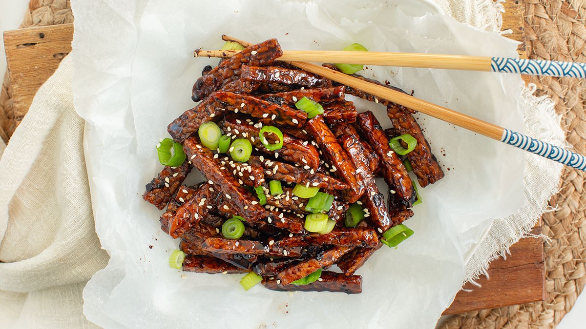 Tempeh marineren en krokant bakken