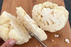 Gegratineerde bloemkoolsteaks met tomaat stap 1