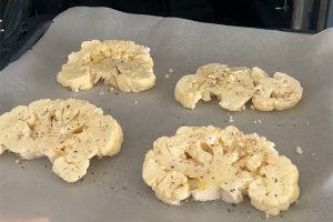 Gegratineerde bloemkoolsteaks met tomaat stap 2