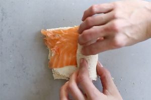 Zalm broodrolletjes stap 3
