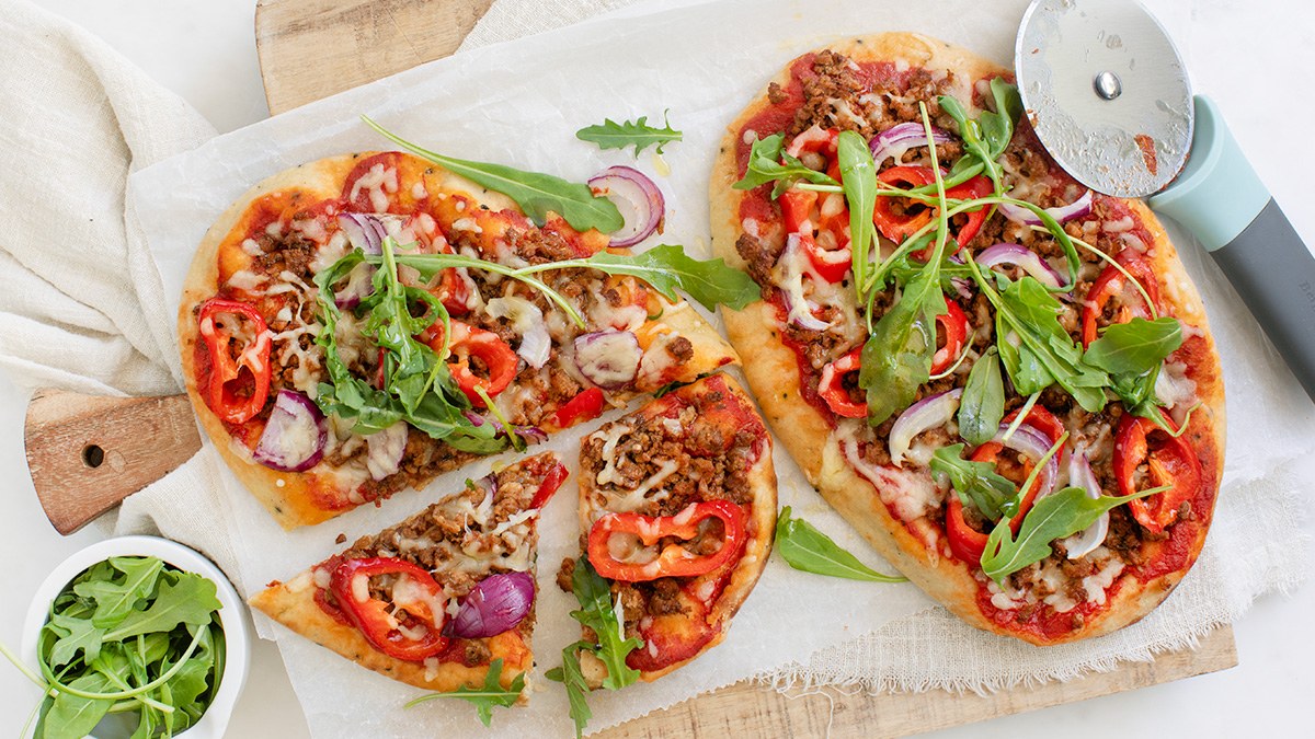 Naan pizza met kruidig gehakt