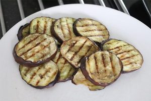 Bruschetta’s met aubergine en ricotta stap 1