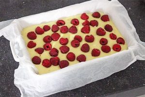 Frambozen crumble cake stap 3