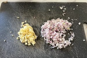 Chimichurri stap 1: snijd de knoflooktenen en sjalot