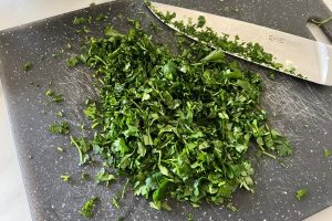 Chimichurri stap 2: Hak de verse peterselie fijn
