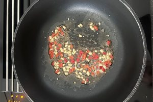 Oosterse asperge wok stap 1