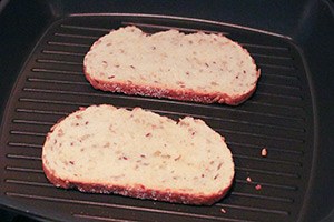 Frisse toast met Hüttenkäse en serranoham stap 1