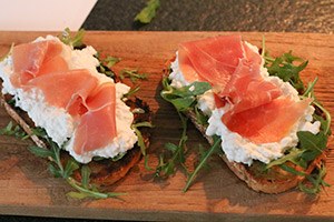 Frisse toast met Hüttenkäse en serranoham stap 2