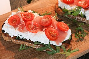 Frisse toast met Hüttenkäse en serranoham stap 3