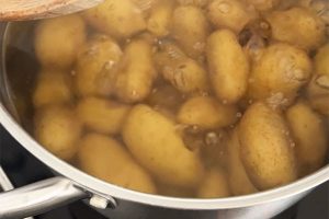 Krokante aardappelsalade met feta stap 1