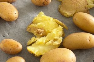 Krokante aardappelsalade met feta stap 2