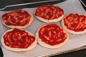 Pita pizza met chorizo en geitenkaas stap 2